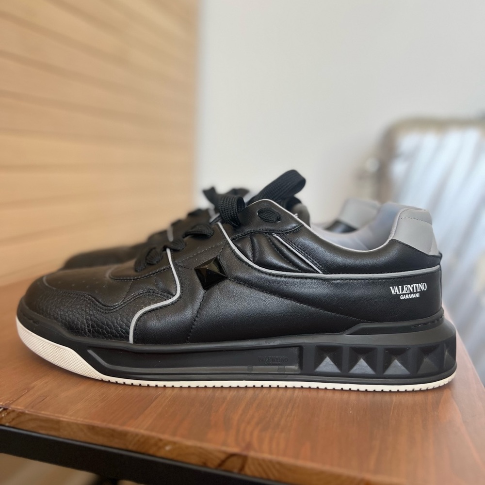 Valentino one stud sneaker